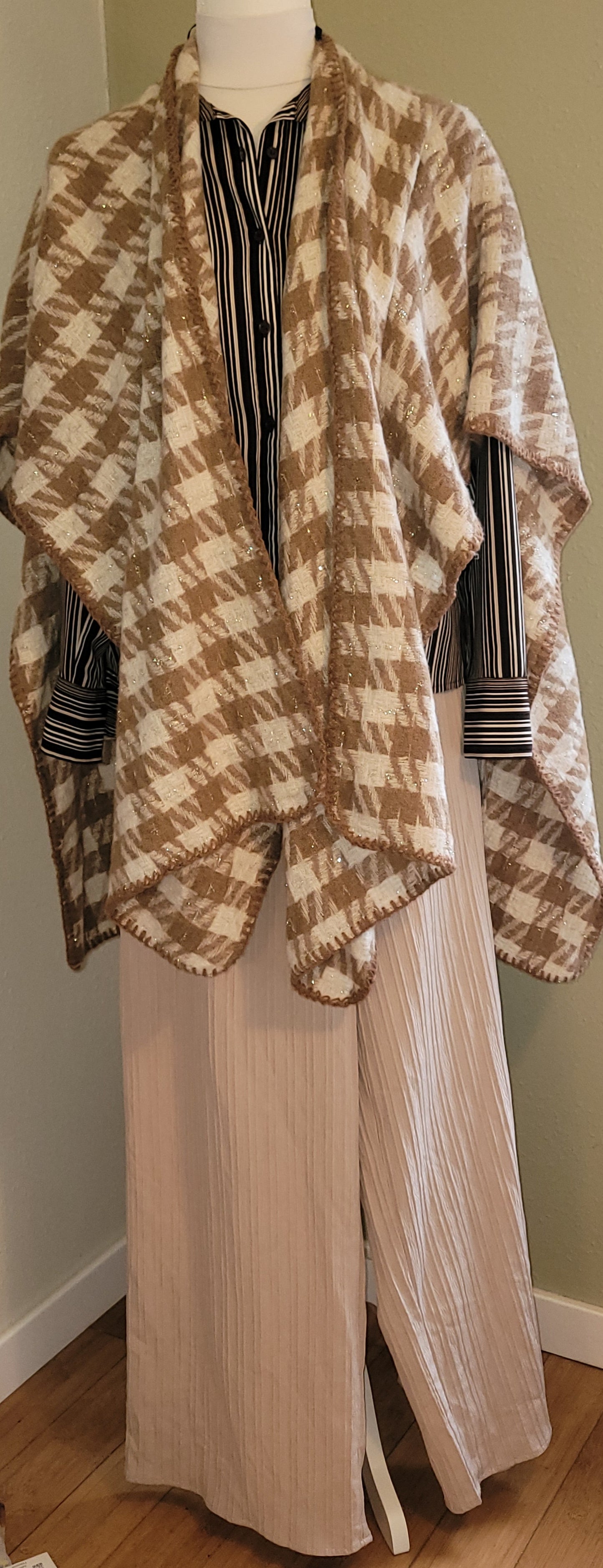 Lucky Belle Caramel & Cream Houndstooth Wrap