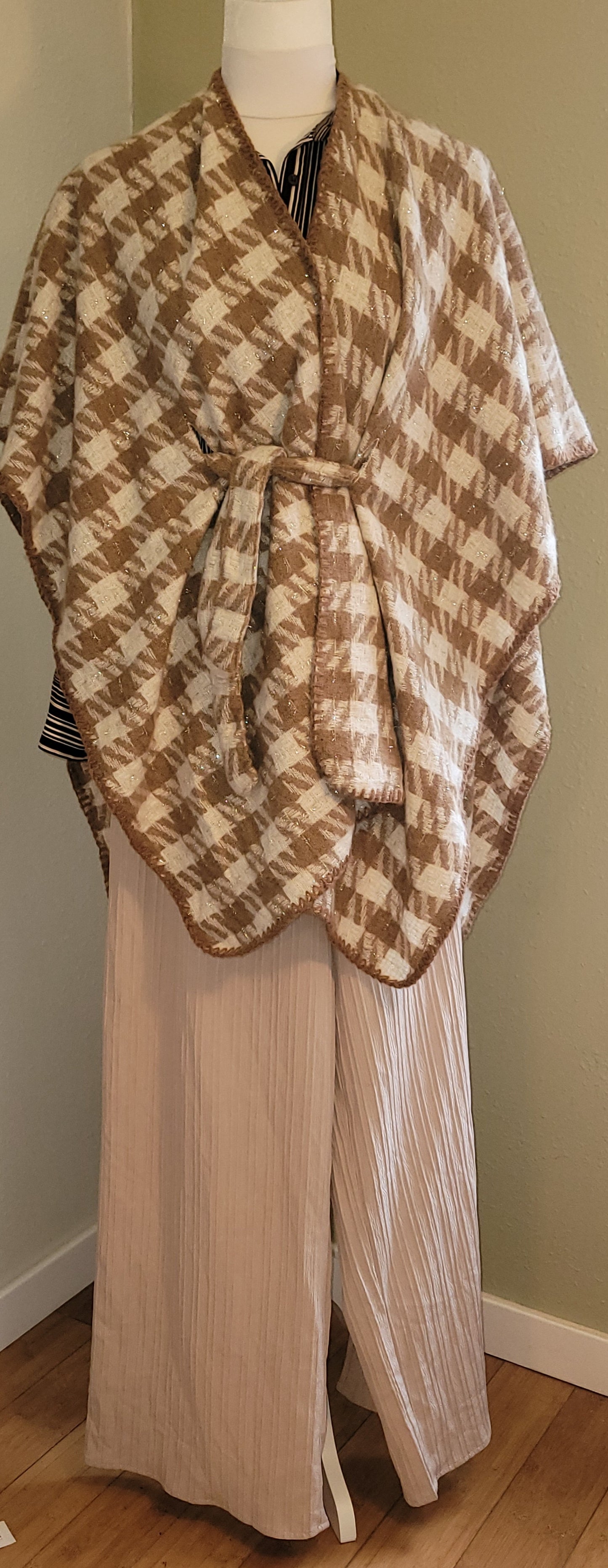 Lucky Belle Caramel & Cream Houndstooth Wrap