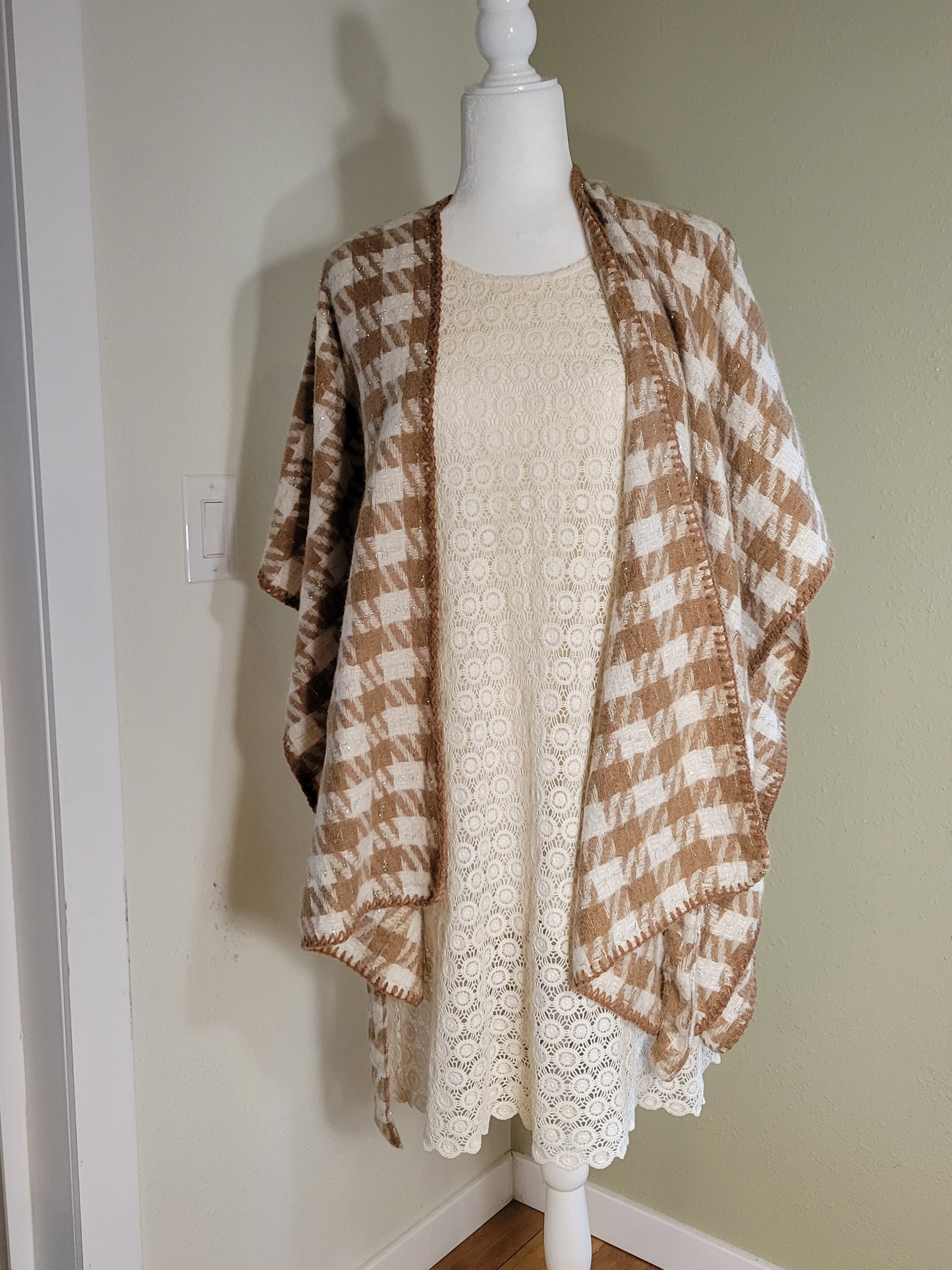 Lucky Belle Caramel & Cream Houndstooth Wrap