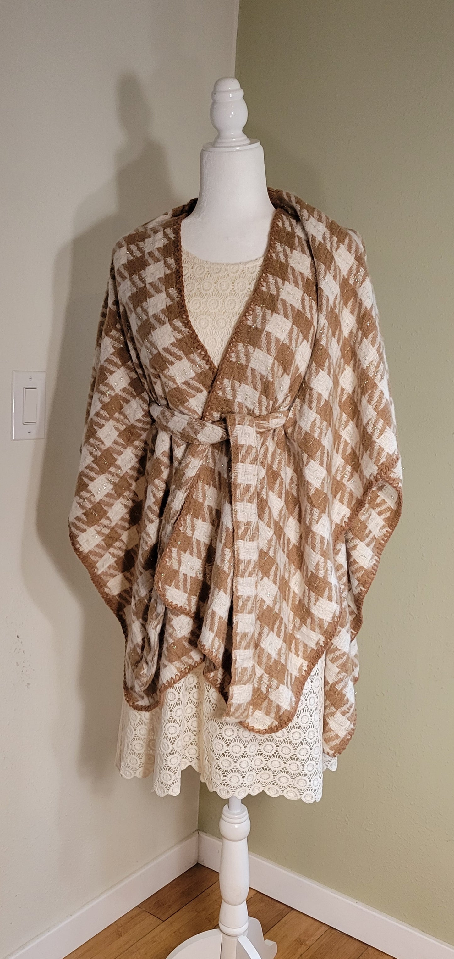 Lucky Belle Caramel & Cream Houndstooth Wrap