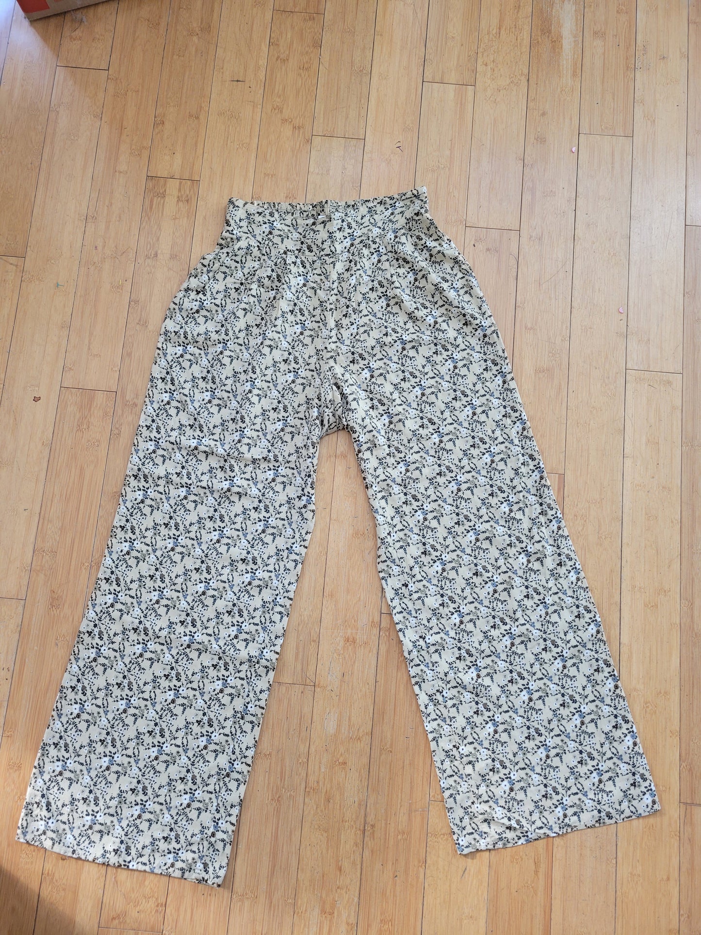 Soft Meadow Bloom Wide-Leg Pants